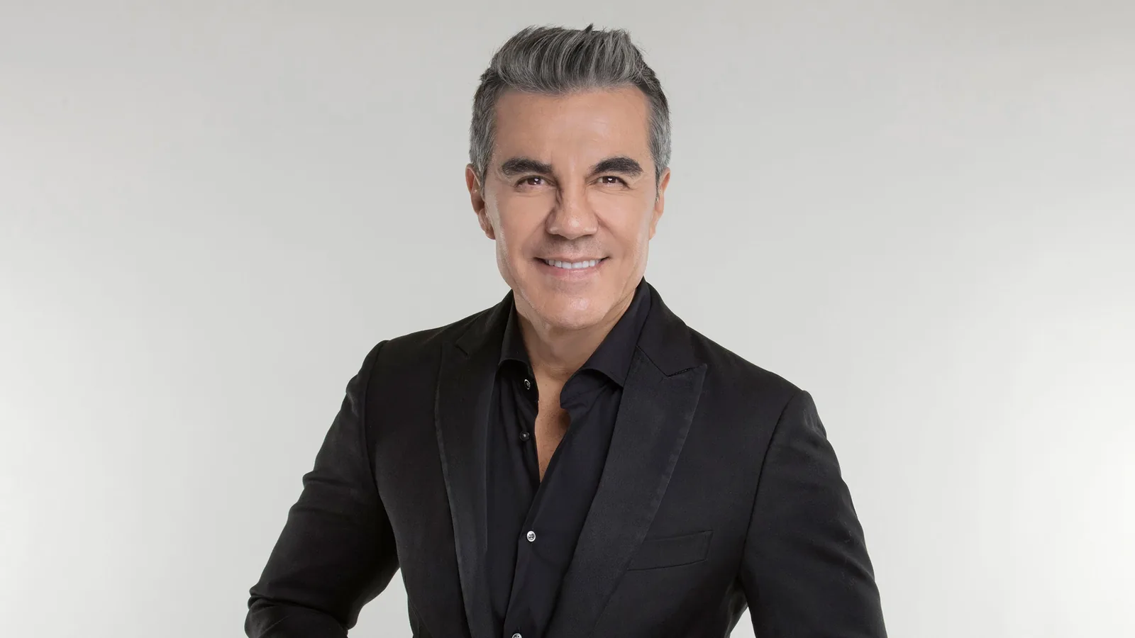 Adrián Uribe: 50 y Pico Tour