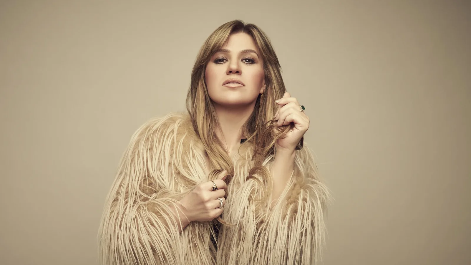 Kelly Clarkson - Exclusive Hotel Packages. Save Today!